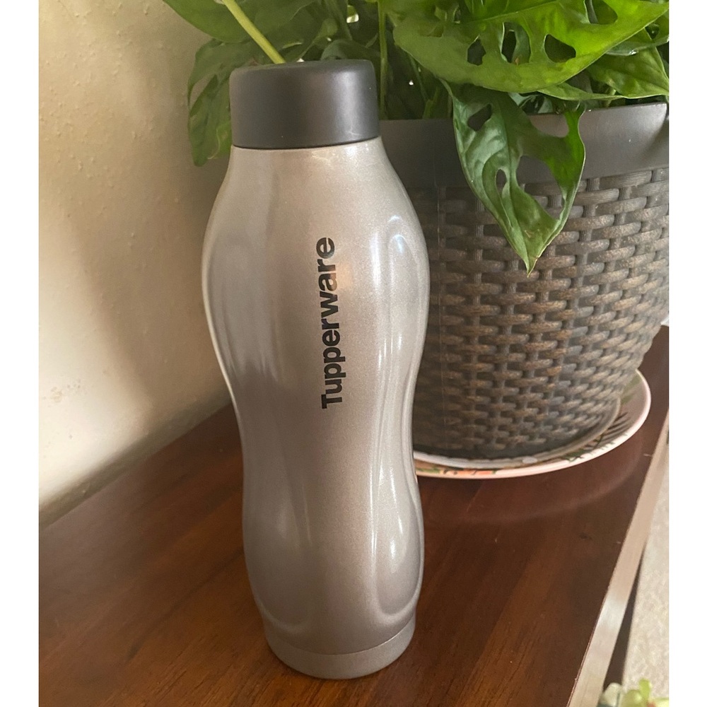 Tupperware bottle water